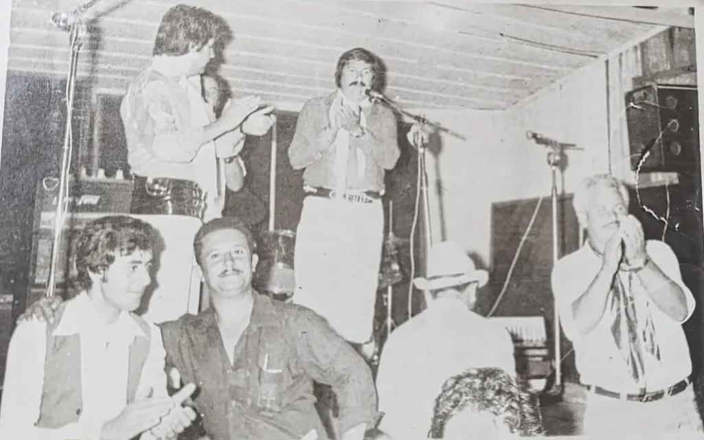 Pedro Paz e Álvaro Machado (Gaúcho) já falecido - inauguração do Banco Nacional em Pitanga em 197...