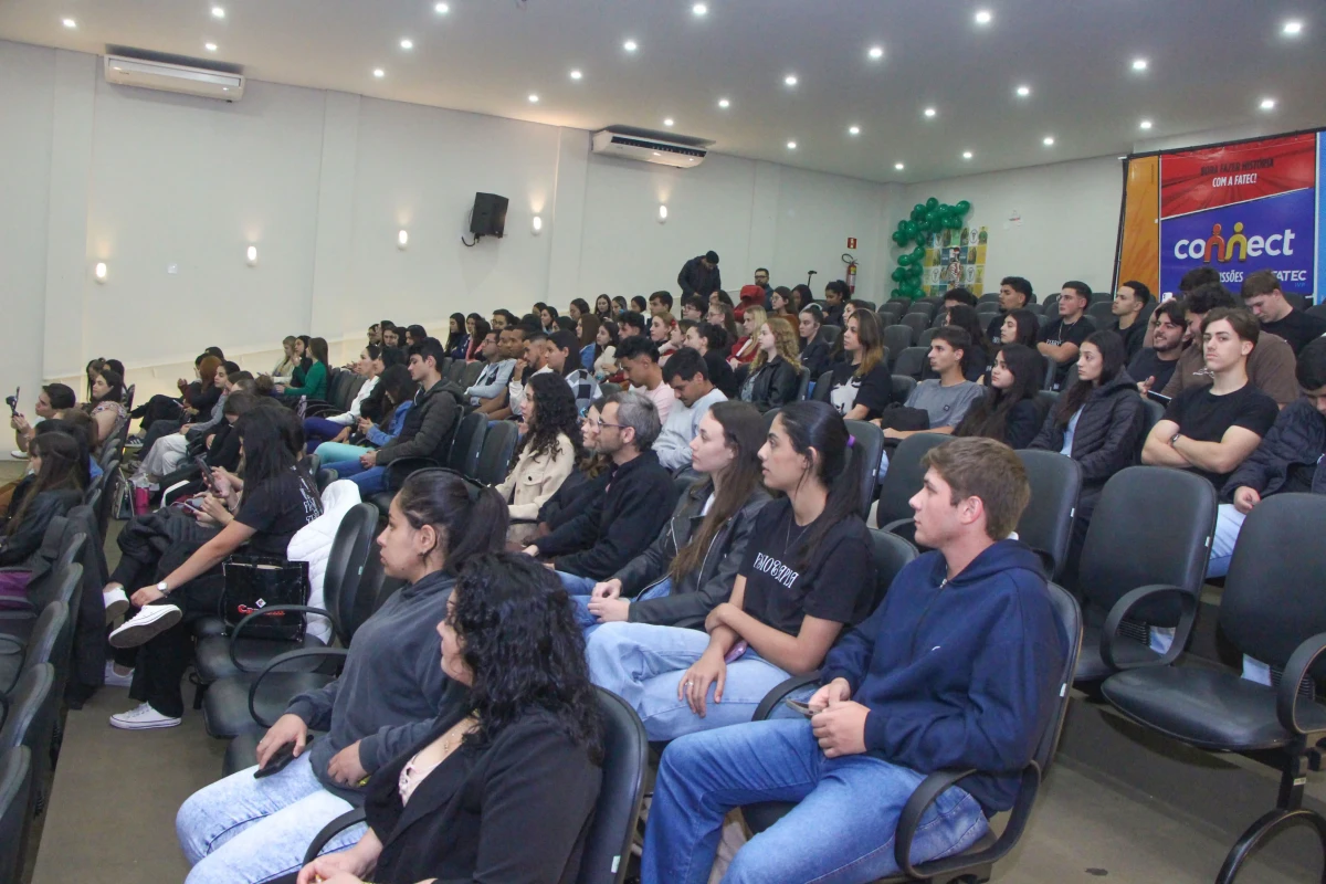 Acadêmicos acompanham palestra sobre atuação do fisioterapeuta na maternidade