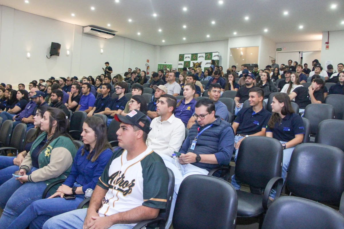 Acadêmicos e convidados acompanham abertura da TecnoAgro no auditório da Fatec