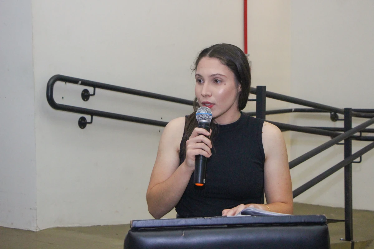 A acadêmica Andreia Zanetin da Costa fala sobre o diretor acadêmico, Roni Ferreira