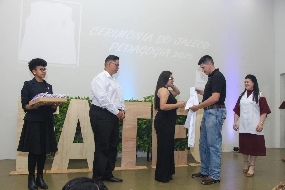 Padrinhos entregam jaleco para acadêmicos