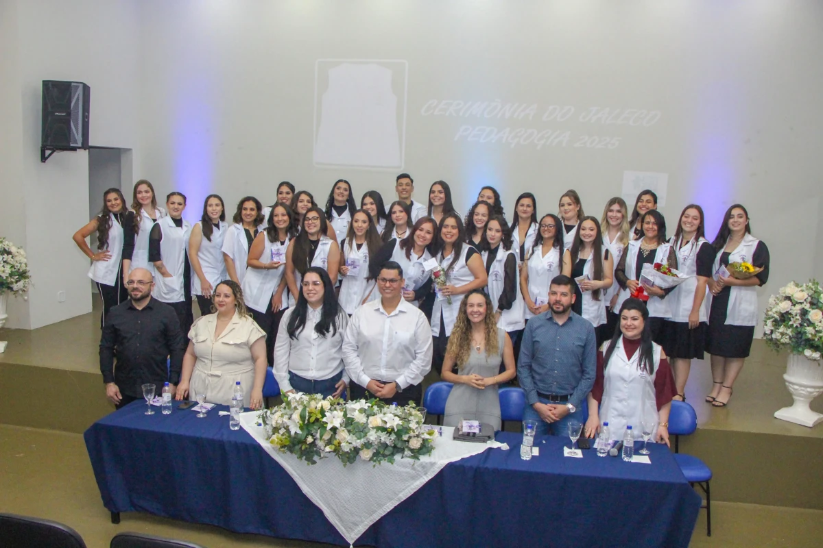 Acadêmicos e convidados posam para foto na entrega do jaleco