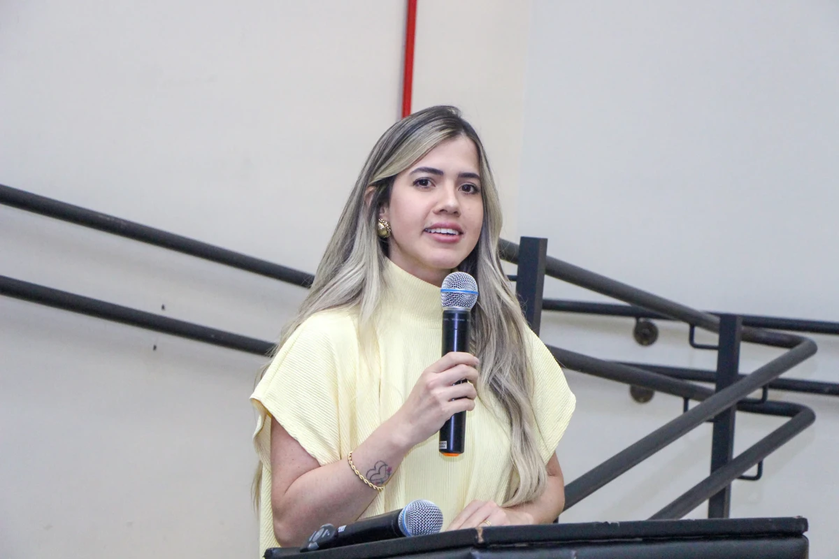 Coordenadora Joana Carolina Ostrowski Ramos abre semana acadêmica