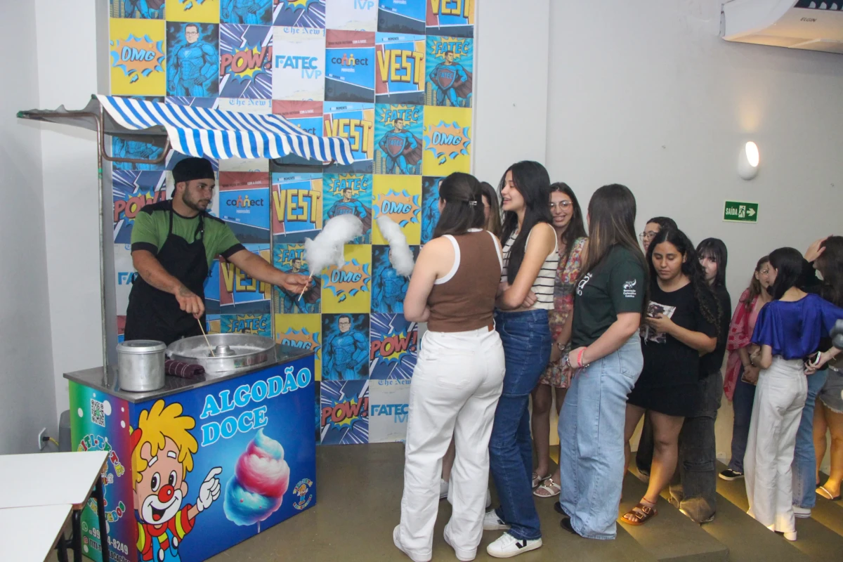 Algodão doce é distribuído no início da jornada