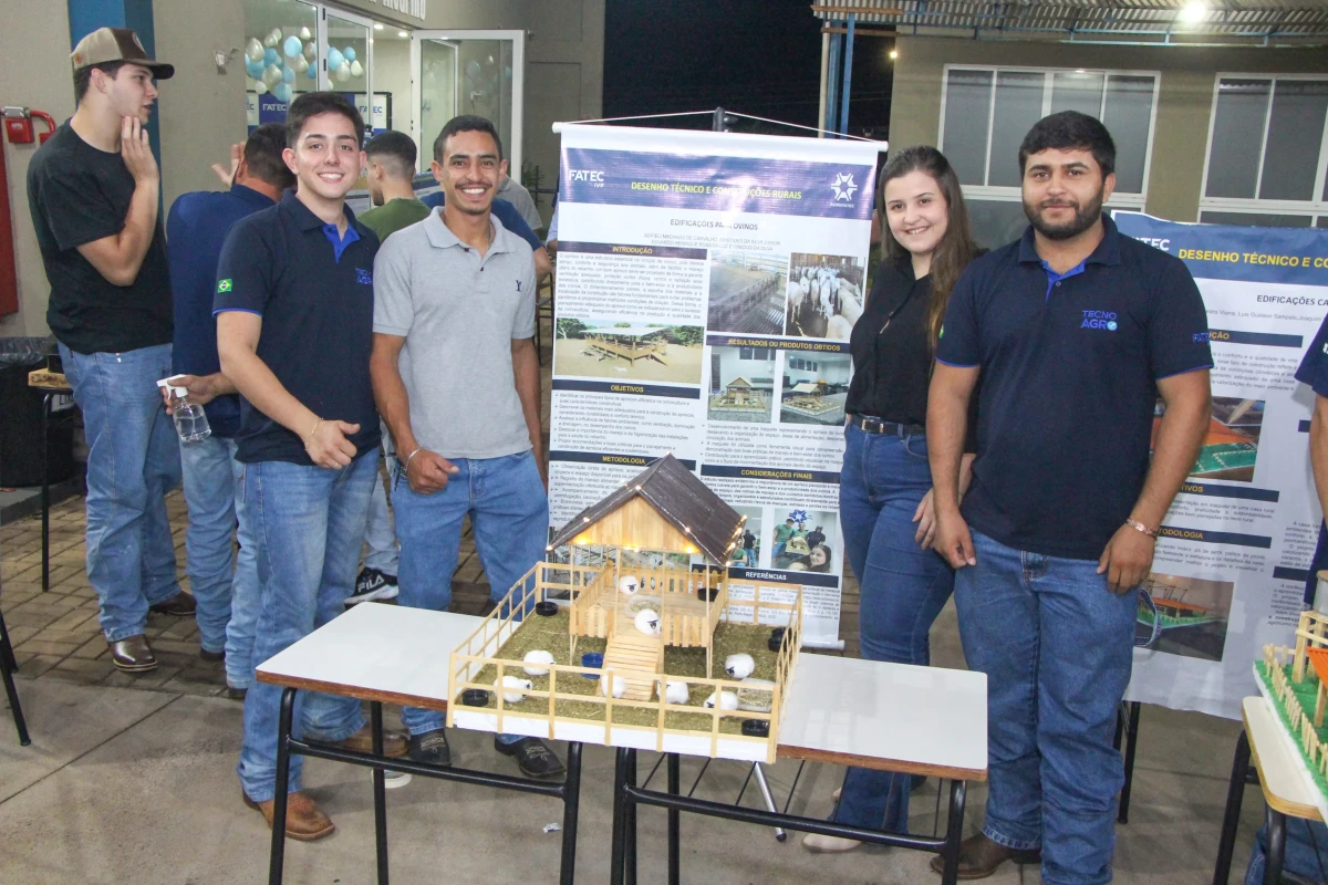 Acadêmicos de Agronomia apresentam maquetes de estruturas usadas na agropecuária