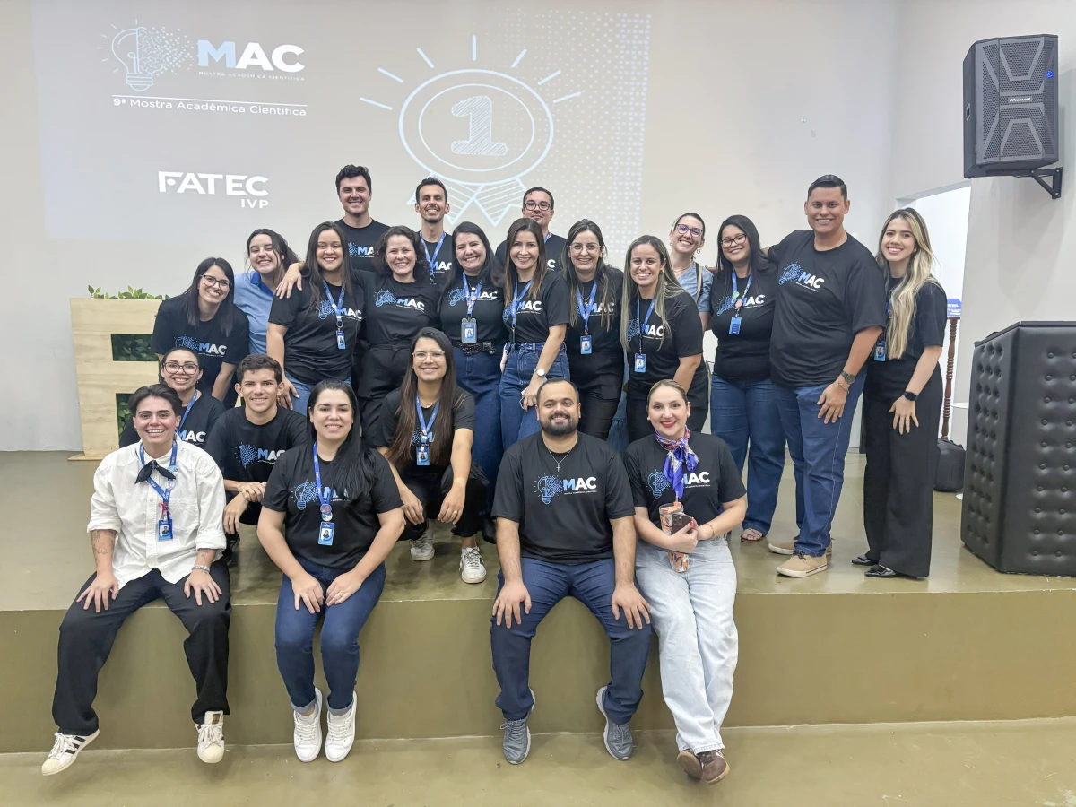 Equipe e coordenadores durante a premiação da MAC